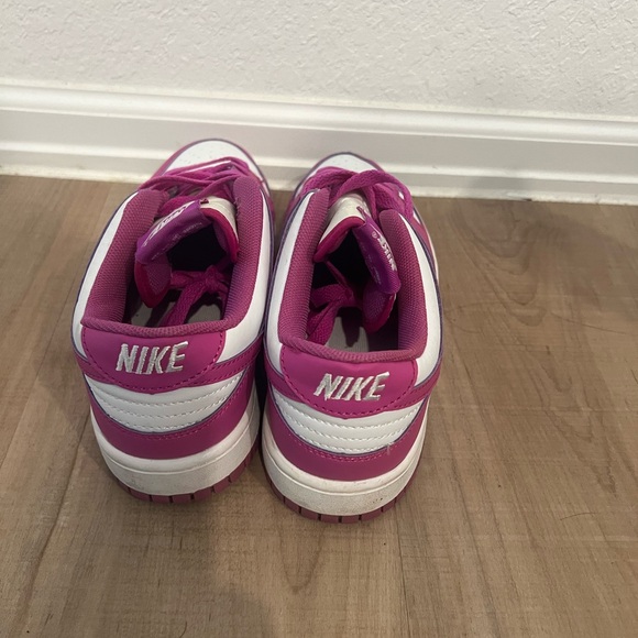 Nike women Magenta and White Sneakers size  women 7.5 - Picture 2 of 2